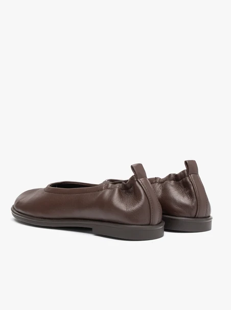 Braune geknitterte Ballerinas