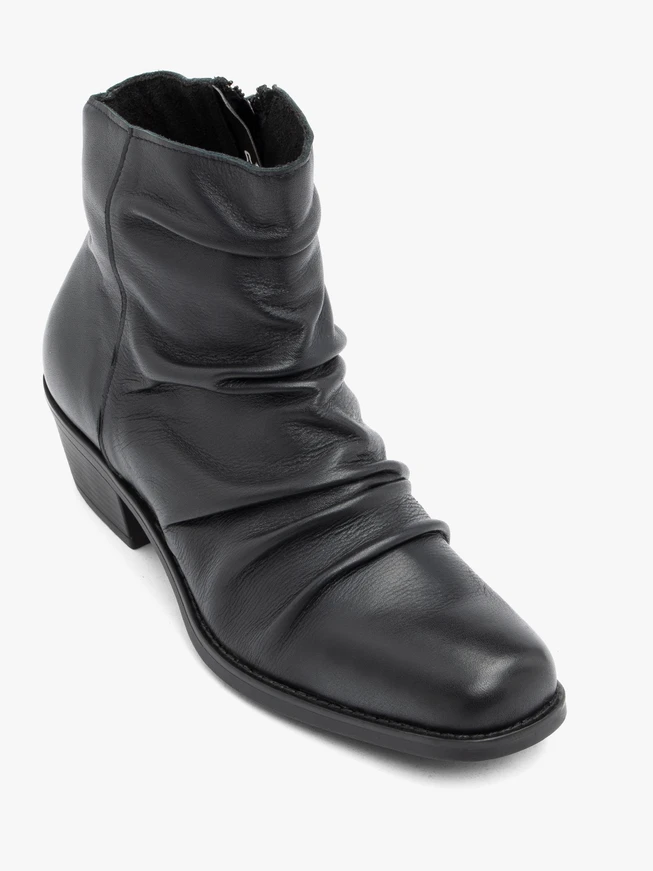 <p>Schwarze, geraffte Stiefeletten</p>