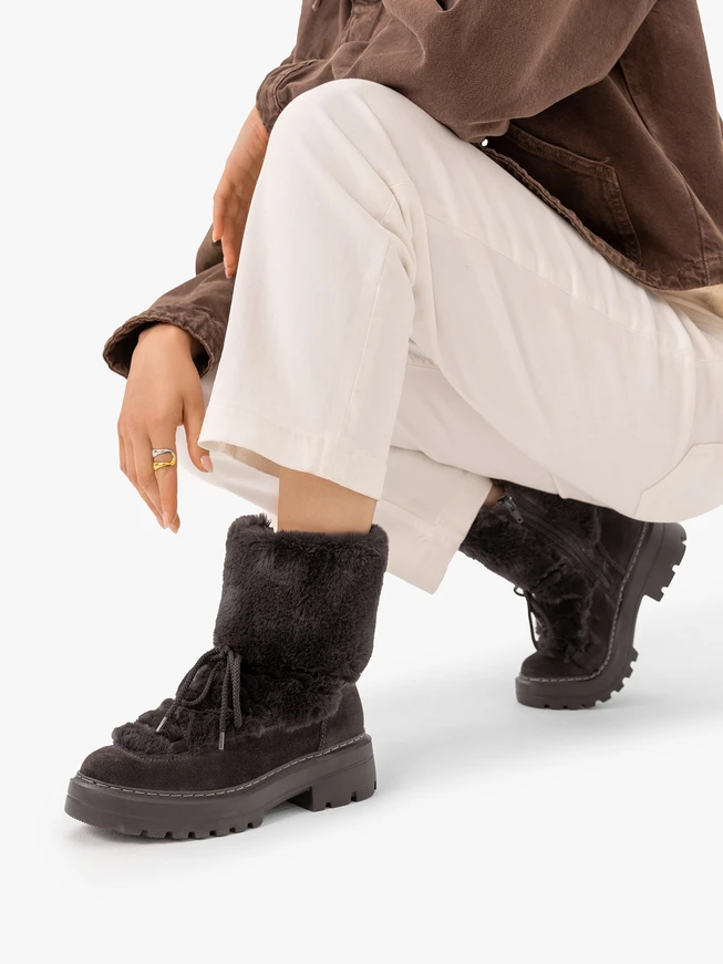 Dunkelbraune Schnür-Schneestiefel mit Fellbesatz
