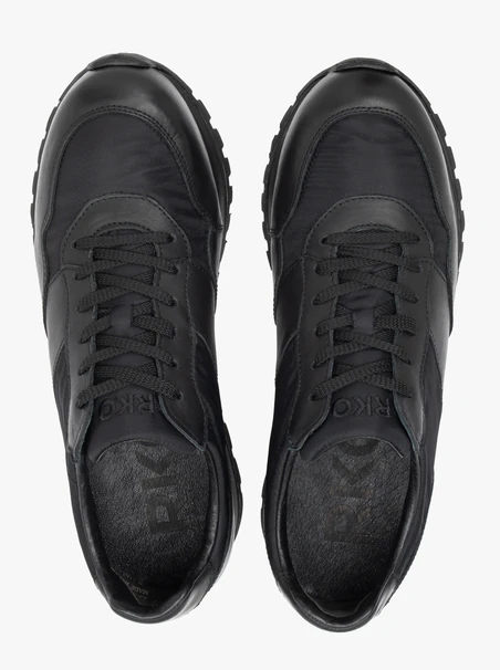 Schwarze Sporthalbschuhe