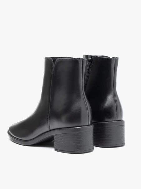 Schwarze Lederstiefel
