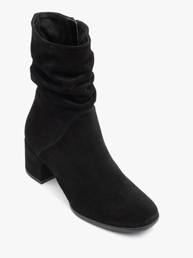 <p>Schwarze kurze Stiefel mit gerafftem Schaft</p>