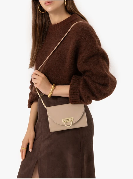 Beigefarbene Kupplungstasche mit Kette