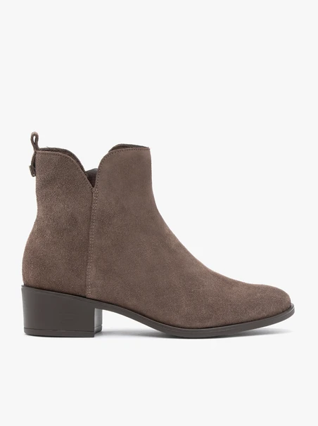 Hellbraune Velourstiefel