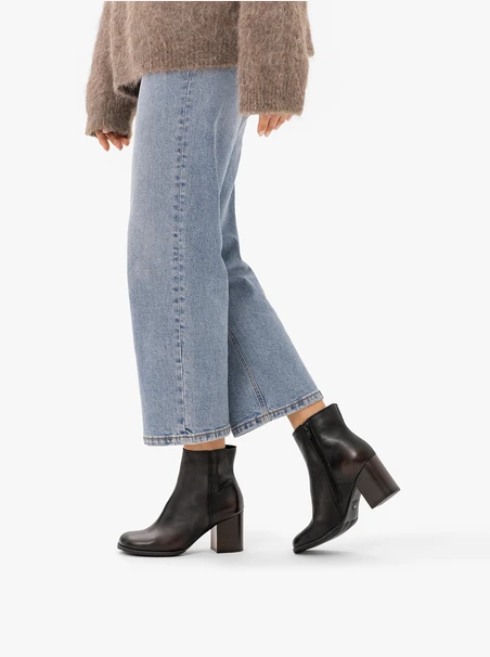 Braun genarbte Lederstiefel