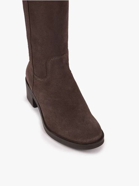 Braune Stiefel mit breitem Schaft