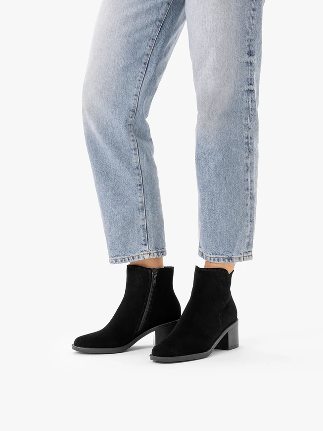 Schwarze Veloursstiefel
