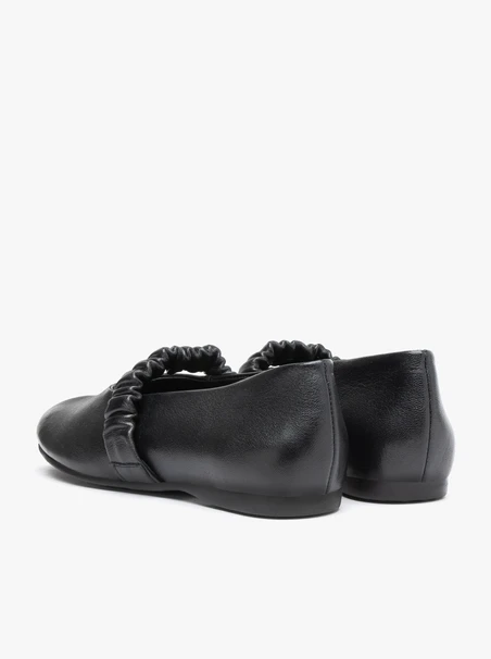Schwarze Ballerinas mit Kringelriemen