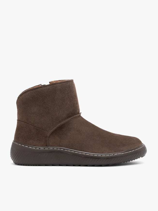Dunkelbraune Schneestiefel auf einem Plateauabsatz