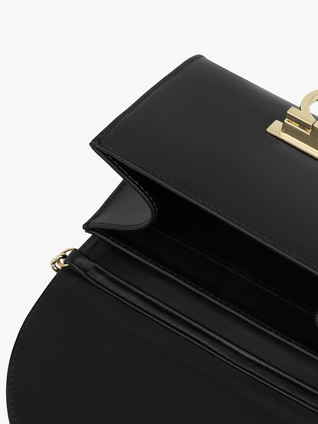 Schwarze Clutch Bag mit Kette