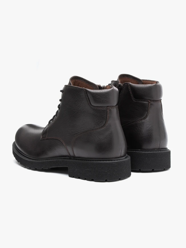 Dunkelbraune isolierte Stiefel