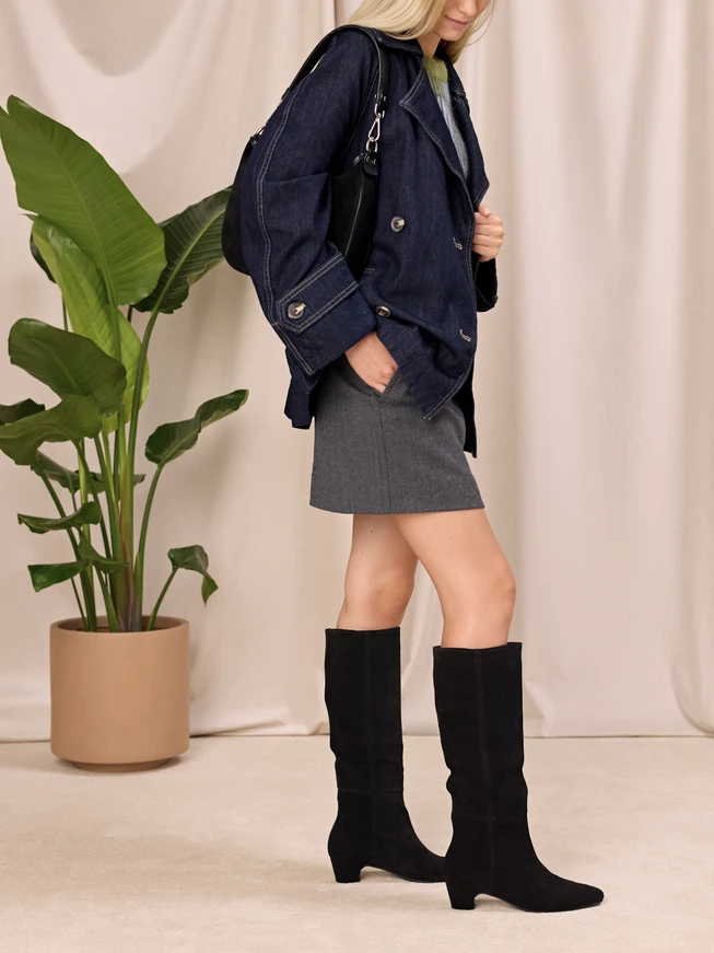 Schwarze Velourslederstiefel mit Stilettoabsatz