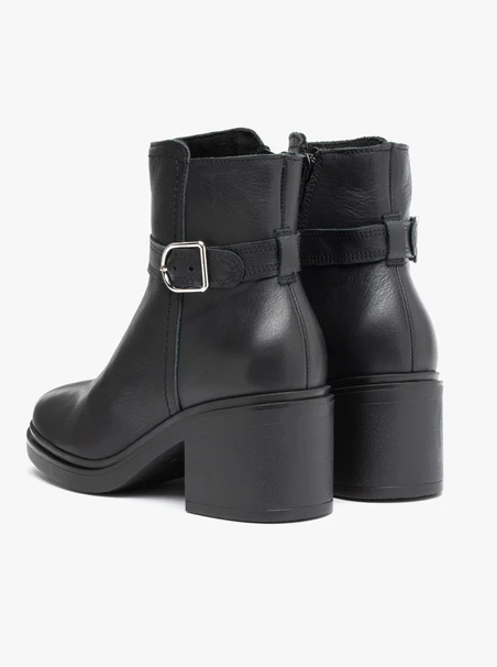 Schwarze Stiletto-Stiefel mit Riemen und Schnalle