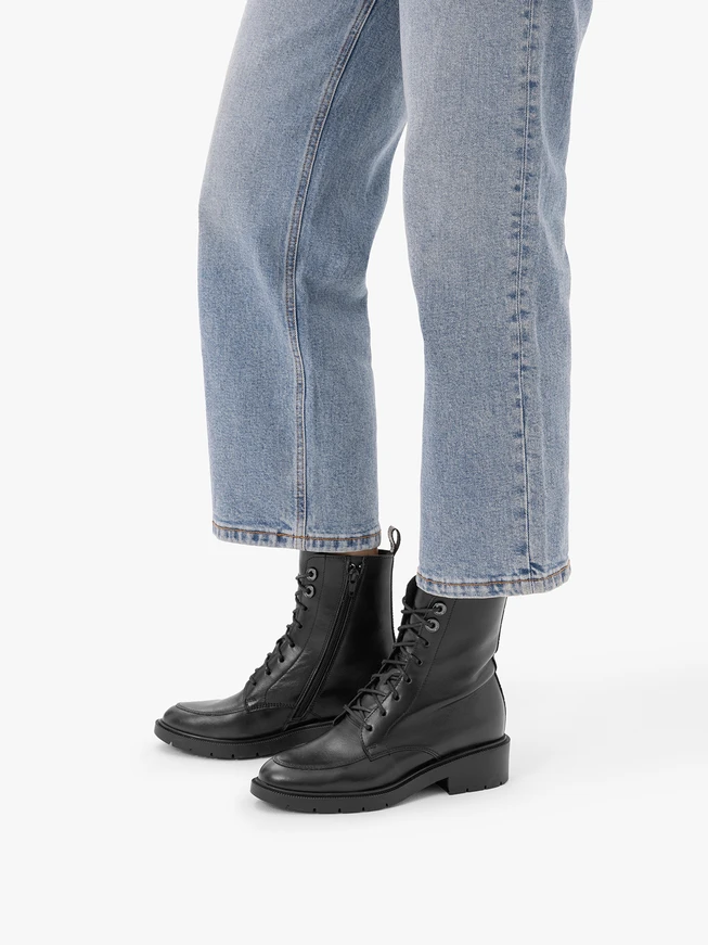 Schwarze Schnürstiefel