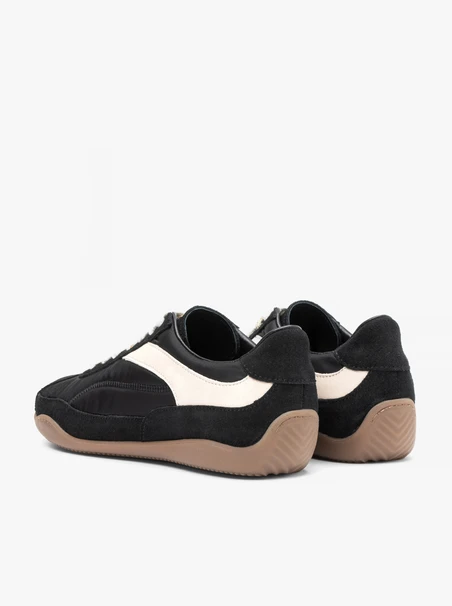 Schwarze Sporthalbschuhe mit weißem Riemen