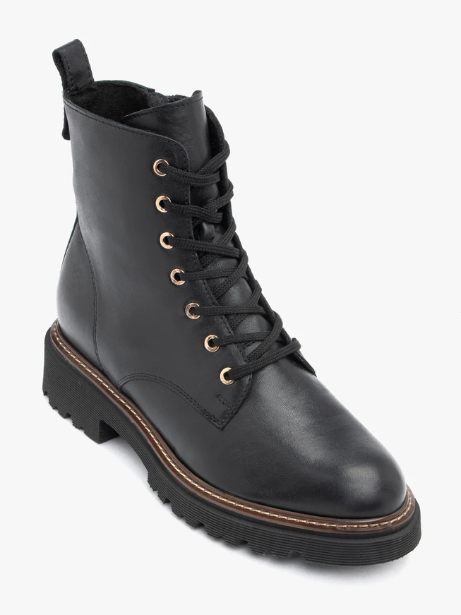 Schwarz genarbte Lederstiefel