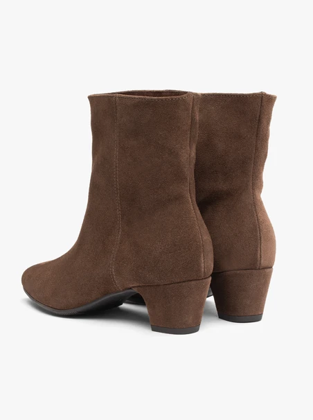 Braune Veloursstiefel mit niedrigen Absätzen