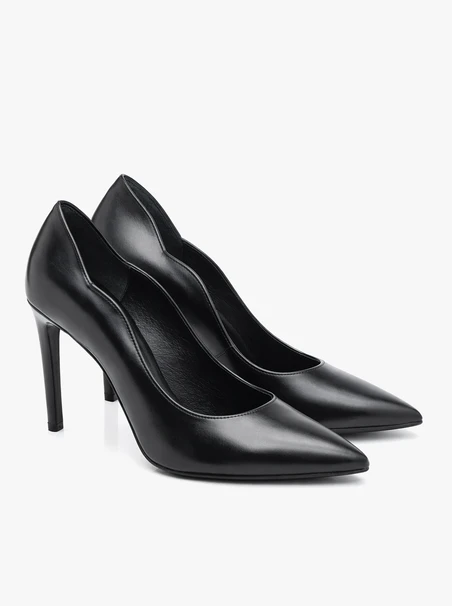 Stiletto-Pumps aus schwarzem genarbtem Leder