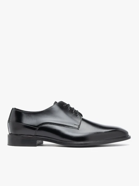 Schwarz lackierte formelle Schuhe