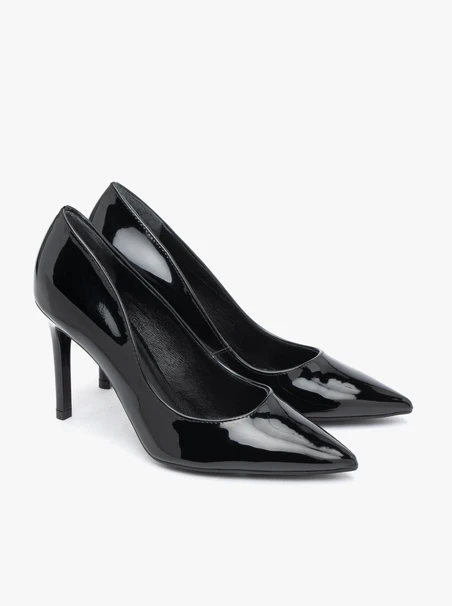 Schwarz lackierte Stiletto-Pumps