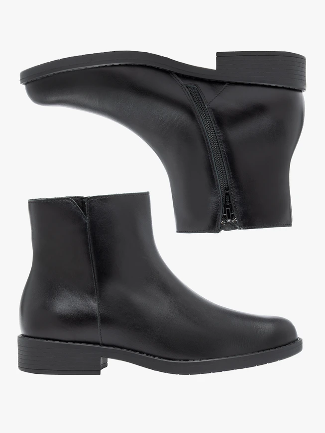 Schwarz genarbte Lederstiefel