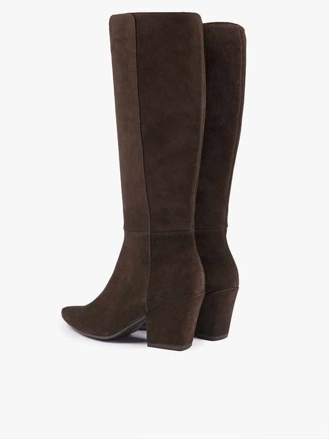 Dunkelbraune Stiefel aus Veloursleder