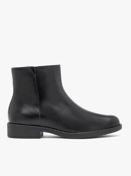 Schwarz genarbte Lederstiefel