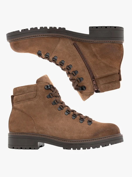 Braune Stiefel im Trekking-Stil