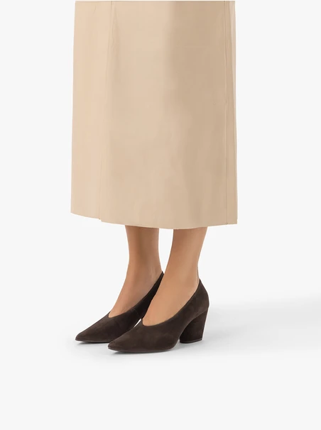 Dunkelbraune Pumps aus Veloursleder