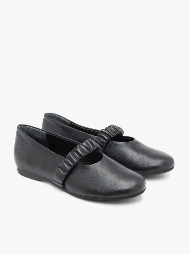 Schwarze Ballerinas mit Kringelriemen