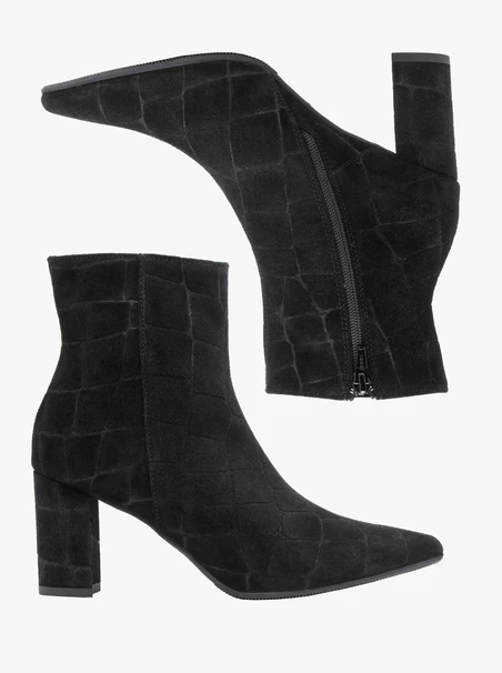 <p>Schwarze, höhere Velourslederstiefel</p>