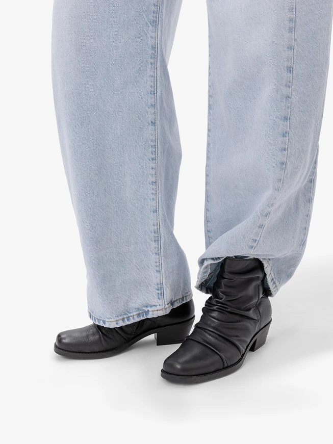 Schwarze, geraffte Stiefeletten