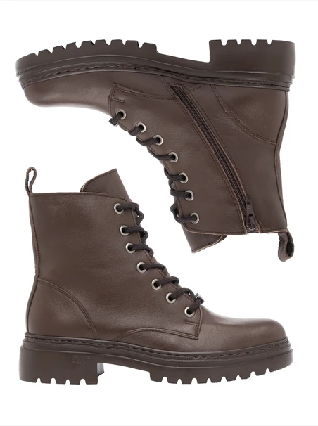Braune Stiefel aus Glattleder mit einer dickeren Sohle