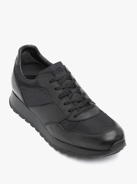 Schwarze Sporthalbschuhe