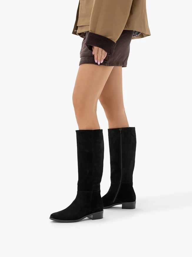 Schwarze Stiefel mit schmalem Schaft