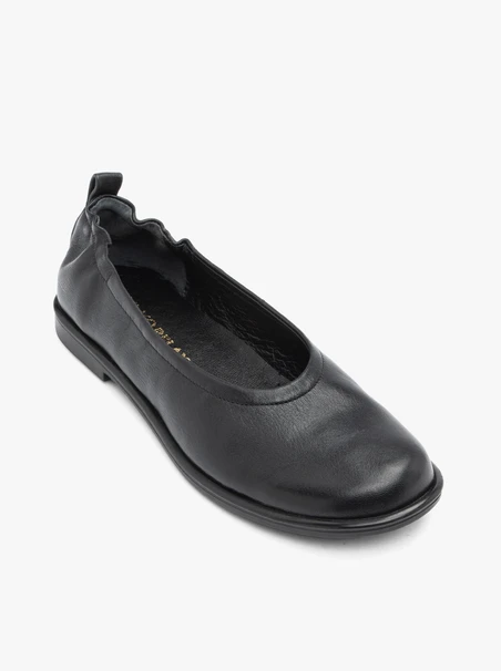 Schwarze geknitterte Ballerinas