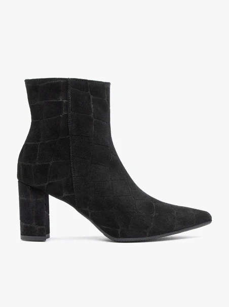 <p>Schwarze, höhere Velourslederstiefel</p>