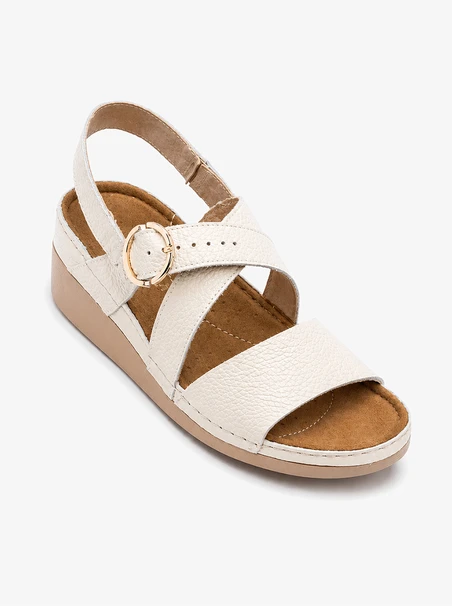 Cremefarbene Sandalen mit niedrigen Absätzen