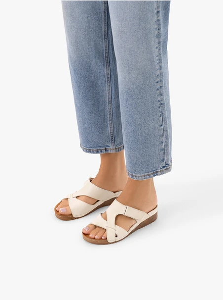 Cremefarbene Flip-Flops mit Plateau