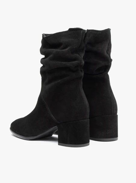 <p>Schwarze kurze Stiefel mit gerafftem Schaft</p>
