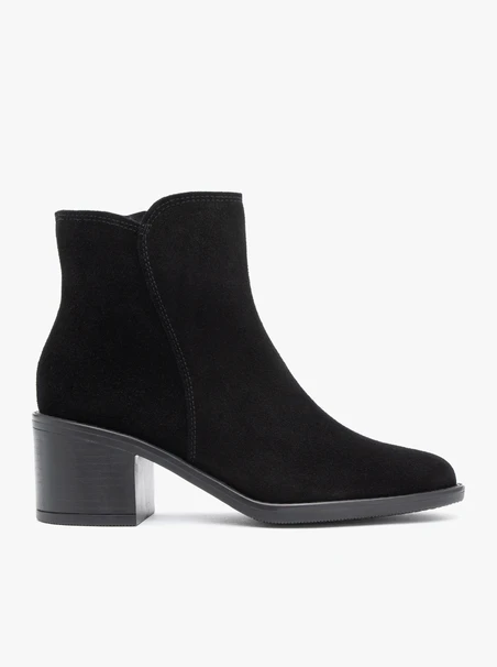 Schwarze Veloursstiefel