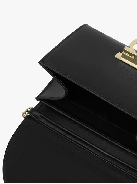 Schwarze Clutch Bag mit Kette