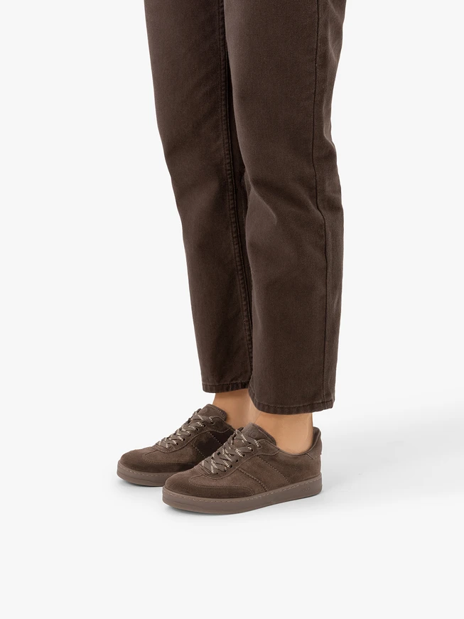 Braune Sporthalbschuhe