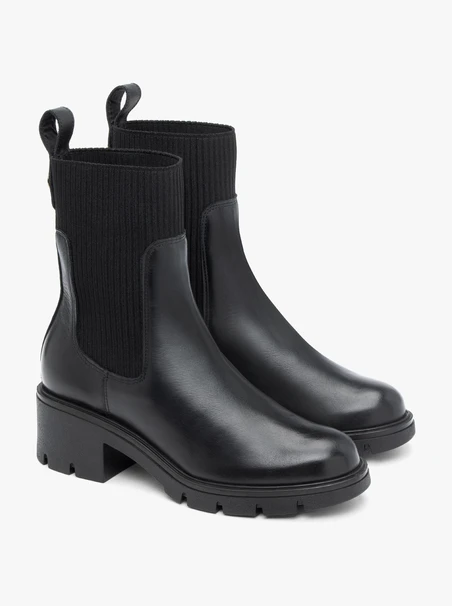 <p>Schwarze, höhere Stiefeletten mit Gummizug</p>