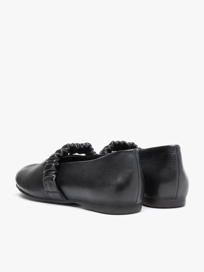 Schwarze Ballerinas mit Kringelriemen