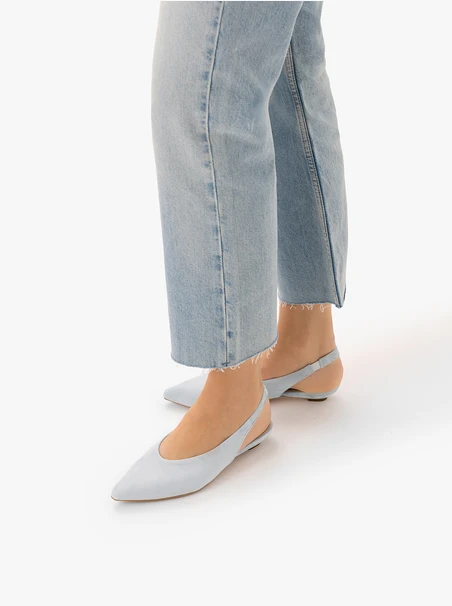 Hellblaue Slingback-Pumps mit spitzer Zehe