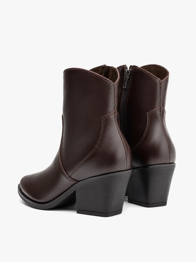 Burgunderrote Stiefeletten im Cowboy-Stil