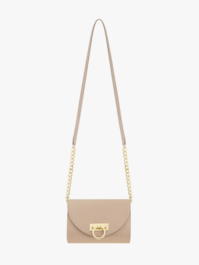 Beigefarbene Kupplungstasche mit Kette