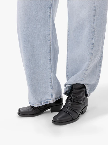 Schwarze, geraffte Stiefeletten