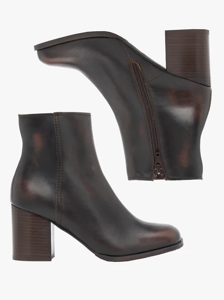 Braun genarbte Lederstiefel